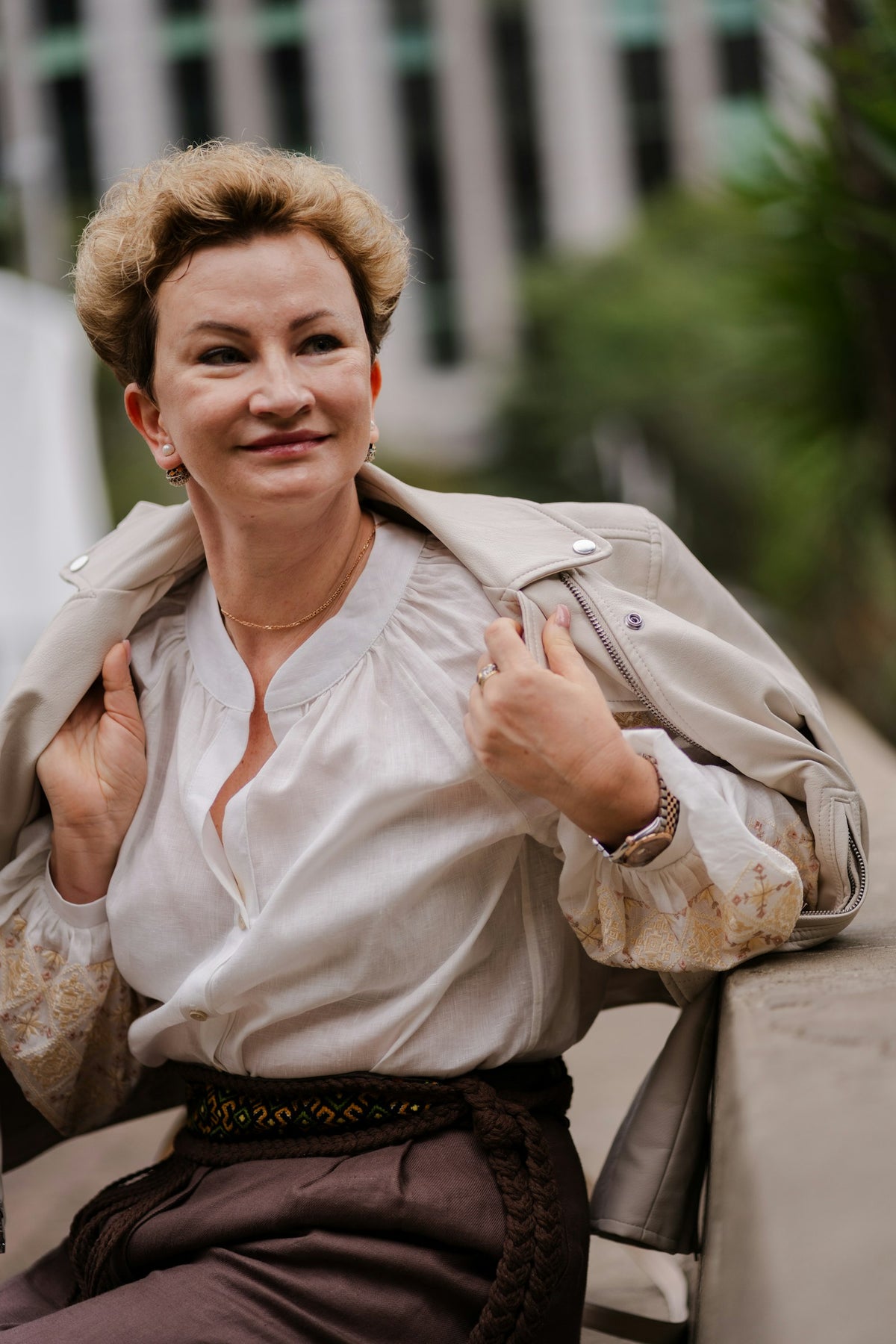 Žena v bielej blúzke a saku